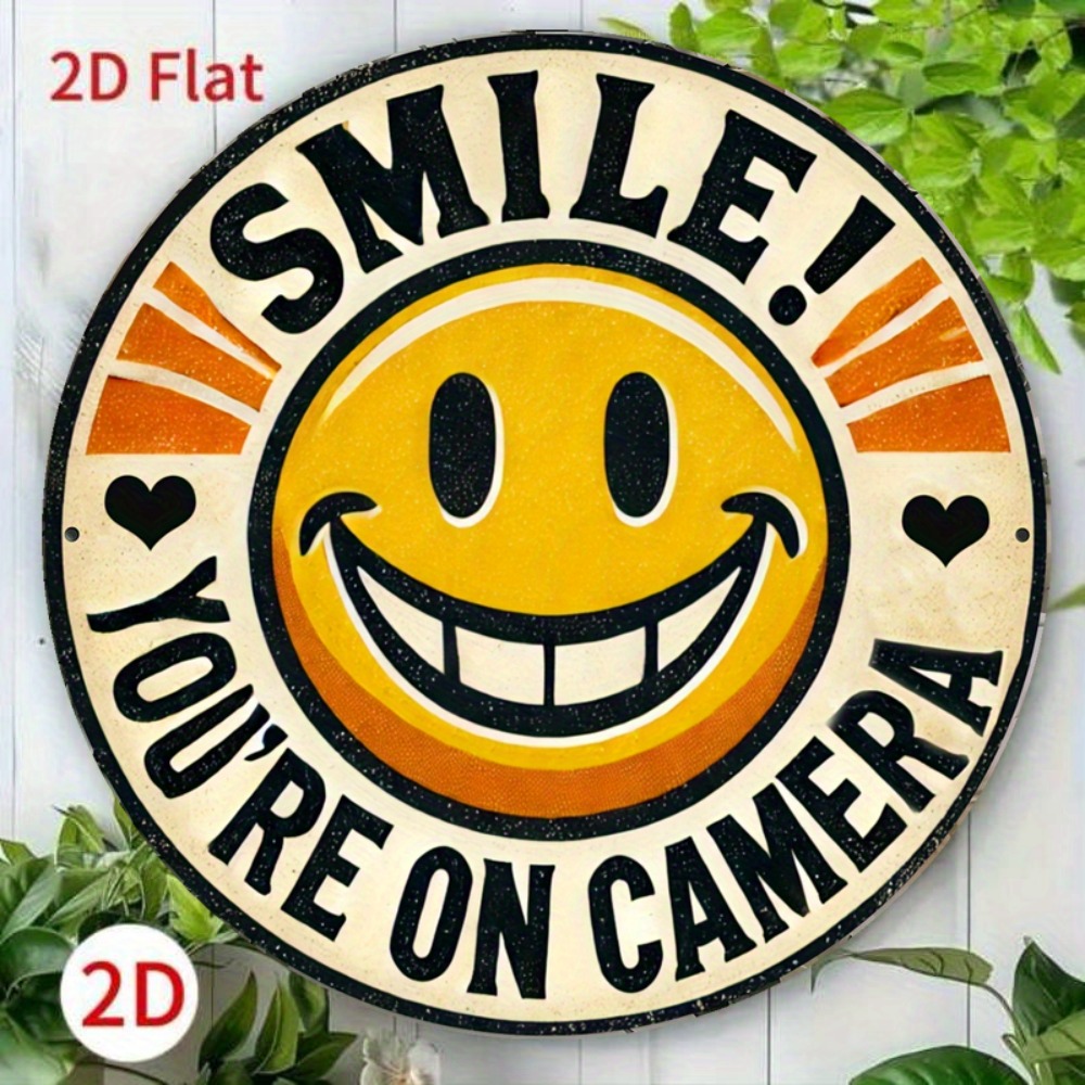 Home Decor Emoji - 2026 木製 2D フラットスマイル「You're On Camera」サイン、レトロヴィンテージ絵文字ウォールアート、面白いホームセキュリティ装飾、カフェや店舗用